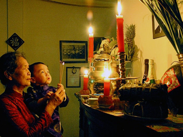 Vì sao tuyệt đối không nên dùng nước lã để lau bàn thờ?