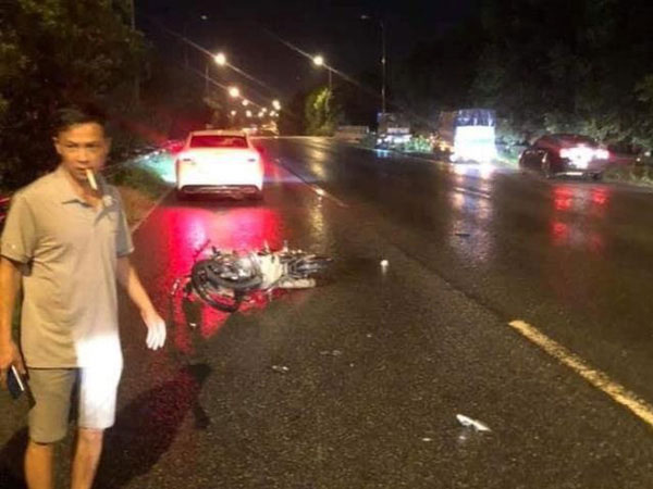 Chạy xe máy ngược chiều rồi tông vào ô tô trên đại lộ Thăng Long, cô gái trẻ tử vong tại chỗ