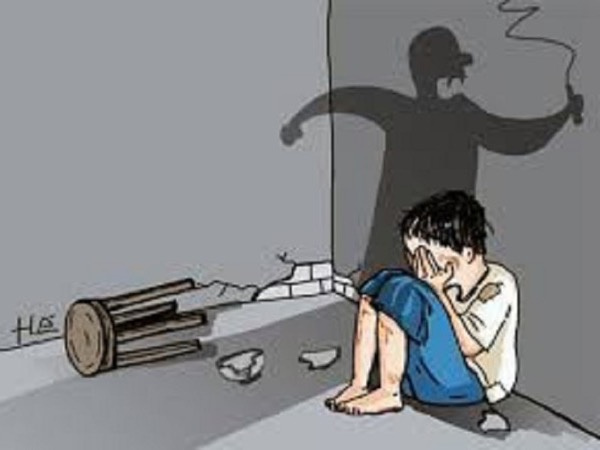 Sắp xử cha dượng đánh đập, châm điếu thuốc vào người bé gái