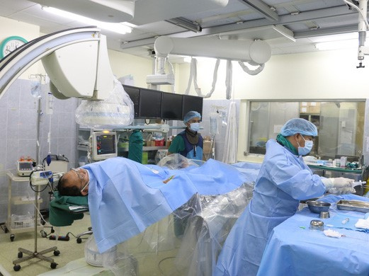 Bênh viện Chợ Rẫy cấp cứu kịp thời cho cha một bác sĩ đang làm nhiệm vụ ở tâm dịch