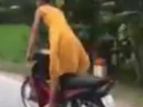 Tuyên Quang: Nam thanh niên mặc váy, bốc đầu xe máy để 'câu view' bị xử phạt hơn 8 triệu đồng