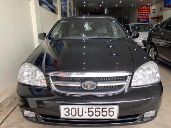 Xe 'cỏ' 12 năm biển VIP đắt hơn giá thị trường cả trăm triệu đồng