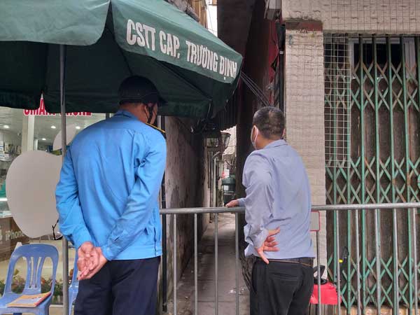 Hà Nội phong tỏa, phun khử khuẩn 2 con ngõ ở quận Hoàng Mai và Thanh Xuân liên quan bệnh nhân COVID-19