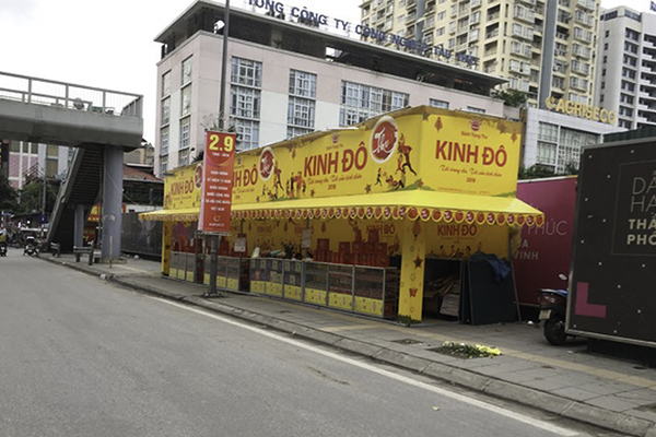 Dịch Covid-19 vẫn không ngăn được các gian hàng bánh trung thu 'nuốt trọn' vỉa hè