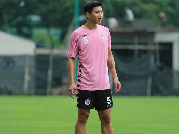 Văn Hậu 'tươi rói' trong ngày đầu trở lại tập luyện cùng Hà Nội FC