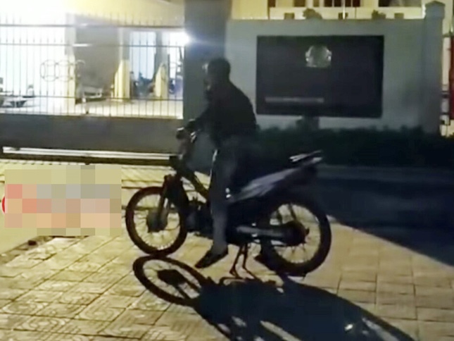 Mang xe đến trước Phòng CSGT nẹt pô khiêu khích