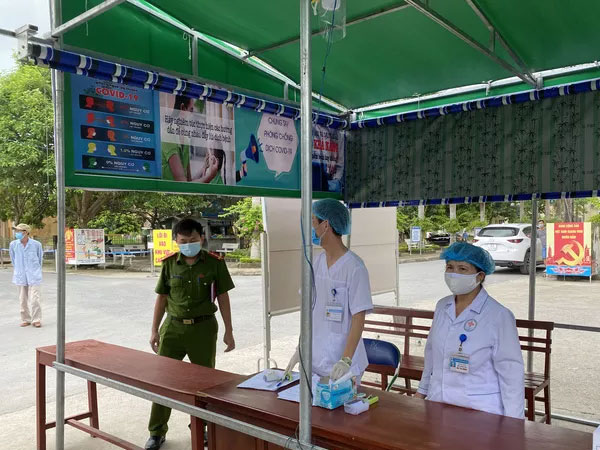 Cô gái 22 tuổi về từ Trung Quốc không khai báo y tế, công an tới tận nhà đưa đi cách ly