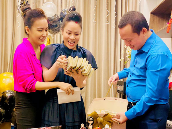 Nhật Kim Anh hé lộ chuyện đằng sau màn 'tặng nóng' 2 tỷ đồng dưới dạng xấp tiền USD nhân ngày sinh nhật từ hội bạn