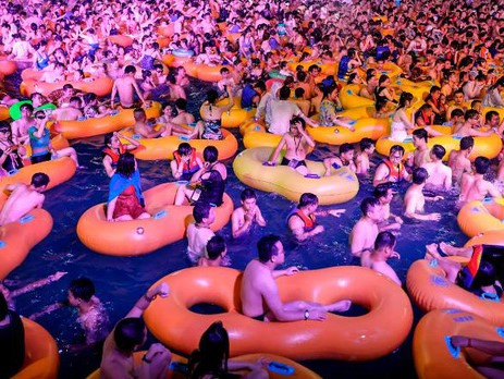 Vũ Hán mở đại tiệc "pool party" với hàng nghìn người tham gia, chẳng ai đeo khẩu trang: Cơn ác mộng tại vùng đất khởi phát dịch bệnh đã qua?
