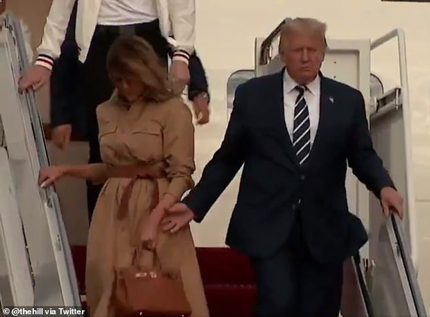 Đệ nhất phu nhân Melania từ chối nắm tay tổng thống Trump
