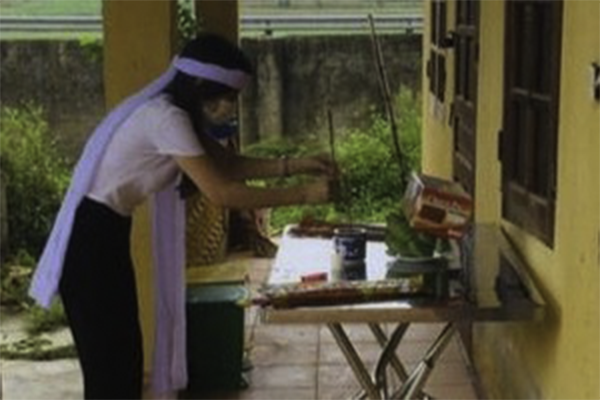 Cô gái trẻ về quê chịu tang mẹ, ai cũng phải rơi nước mắt vì hình ảnh đau lòng trong khu cách ly