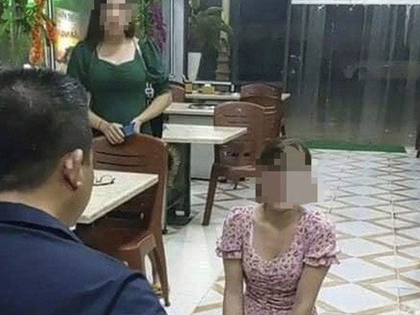 Vụ cô gái trẻ bị chủ quán nướng đe dọa, nhục mạ, bắt quỳ gối xin lỗi: 'Cô ấy tự mang giun sán đến rồi đăng tải lên mạng xã hội'?