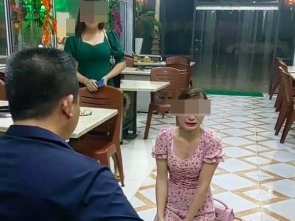 Tạm giữ chủ quán Nhắng Nướng bắt nữ khách hàng quỳ xin lỗi