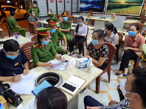 [NÓNG] Vụ cô gái quỳ bị chửi bới, đe dọa: Khởi tố, bắt chủ quán nướng Hiền Thiện, kiểm tra cửa hàng