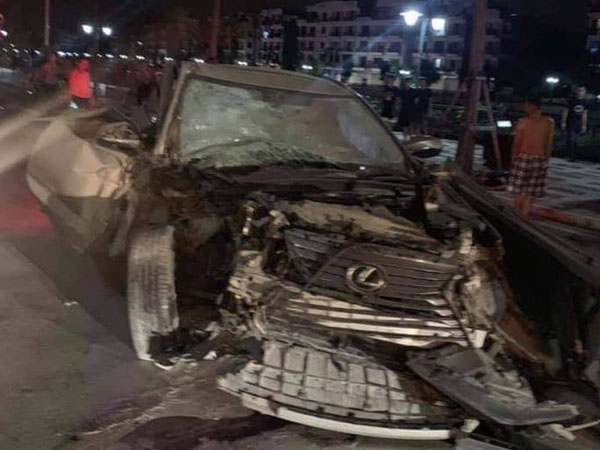 Xe Lexus chạy tốc độ cao gây tai nạn liên hoàn khiến nữ công an tử vong, 4 ôtô bị hư hỏng nặng