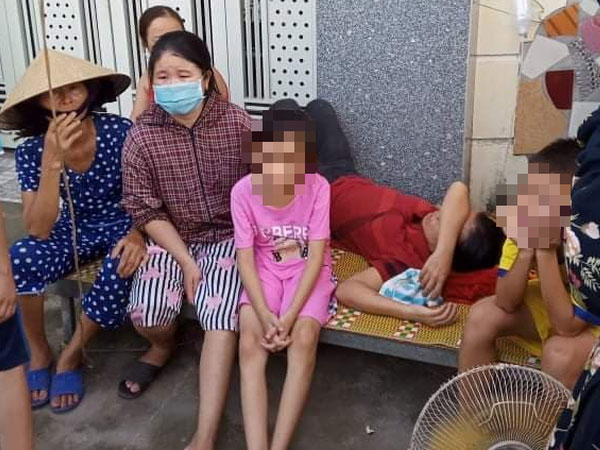 Dân đưa giường chiếu nằm trước cổng nhà nguyên Phó trưởng công an huyện để đòi lại tiền mua đất