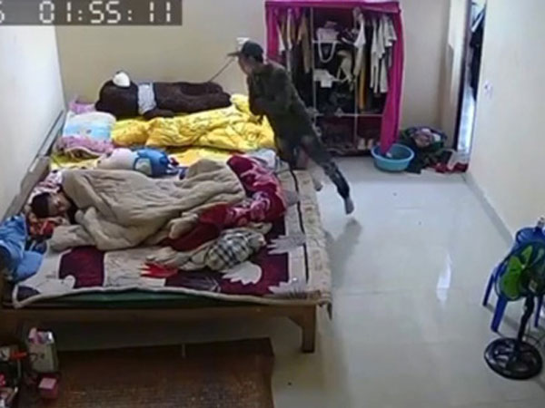 Hóa ra ngủ như chết là có thât: Trộm vào tận phòng lục lọi, ngồi cả lên giường nhòm ngó mà chủ nhà vẫn say sưa giấc nồng