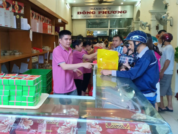 3 hàng bánh Trung thu nổi tiếng ngon rẻ, khách xếp hàng như thời bao cấp