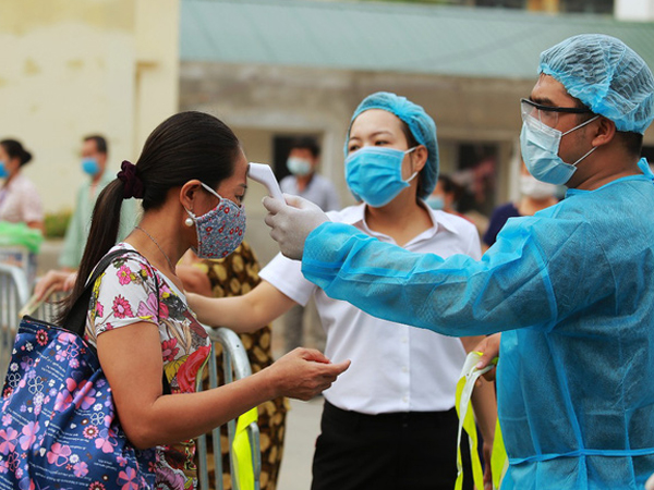 Bệnh viện E buổi sáng đầu tiên thực hiện phong tỏa: An toàn y tế được thắt chặt tuyệt đối, đồ ăn thức uống tiếp tế qua hàng rào