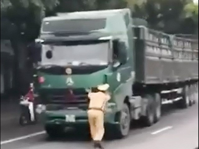 Xe quá tải đẩy CSGT đi lùi hàng chục mét trên đường