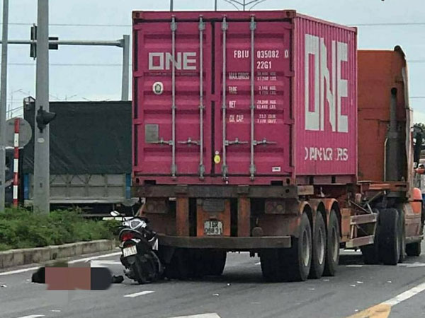 Đâm thẳng vào xe container đang chờ đèn đỏ, người đàn ông tử vong tại chỗ