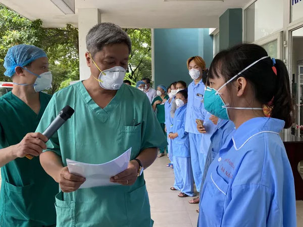 Thứ trưởng Bộ Y tế Nguyễn Trường Sơn rời Đà Nẵng sau 3 tuần thường trực ở tâm dịch