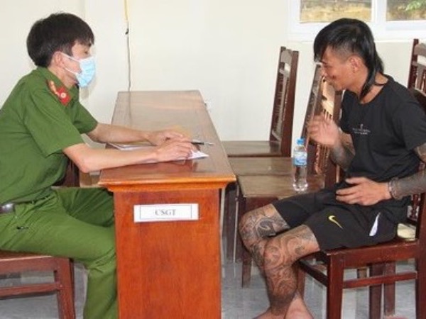 Giải cứu 2 mẹ con bị gã chồng xăm trổ nhốt, dí súng dọa giết