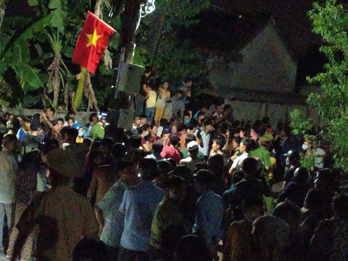 Nguyên Phó công an huyện thừa nhận cầm 680 triệu, người dân kéo đến nhà "khổ chủ" ăn mừng