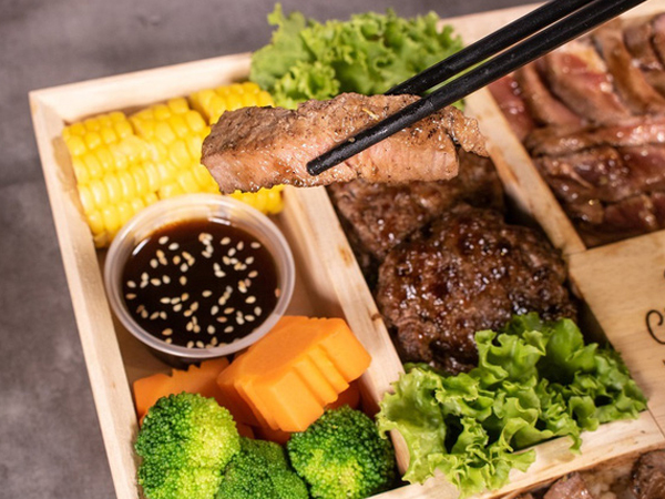 Bên trong hộp cơm đắt nhất Việt Nam, giá bán 'không thể tin nổi' có những gì?