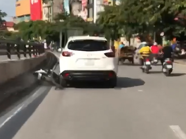 Xế hộp Mazda kéo lê xe máy giữa đường phố Hà Nội, băng qua Ngã Tư Sở vẫn không dừng lại
