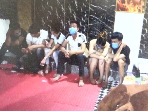 Chui xuống tầng hầm quán karaoke, 14 dân chơi tụ tập ăn nhậu, phê ma tuý