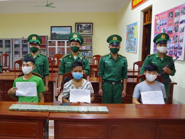 4 đối tượng người Lào băng rừng, vận chuyển 10 bánh heroin vào Việt Nam tiêu thụ