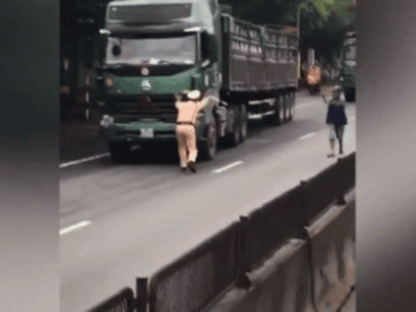 Tài xế khai lý do điều khiển xe tải đẩy chiến sĩ CSGT đi hàng chục mét trên đường