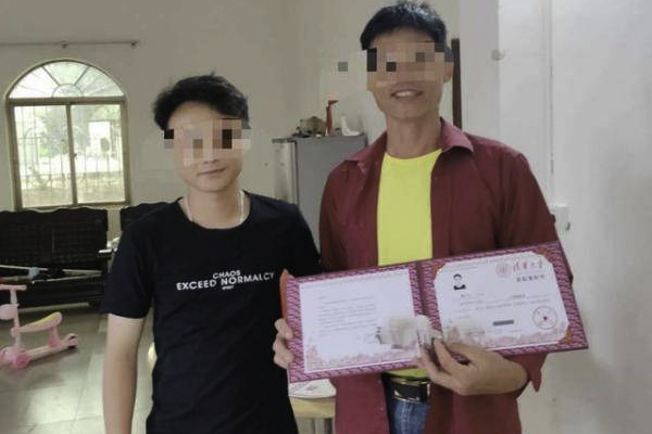 Gia đình vừa mở tiệc mừng con tốt nghiệp thì người bố phải nhập viện sau khi phát hiện sự thật
