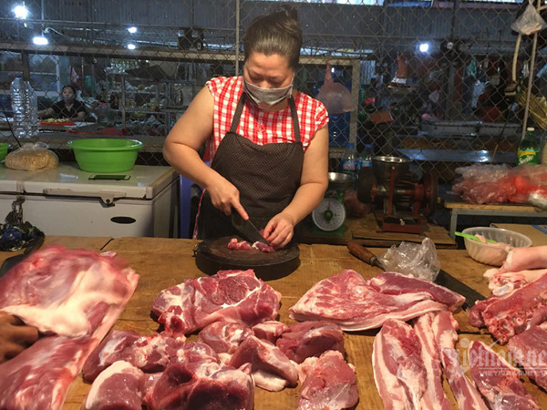 Sạp chợ cố thủ giá cao, thịt lợn quay 400 nghìn/kg