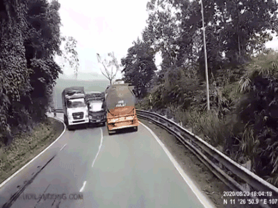 Video: Cố len vào giữa xe tải và xe bồn, tài xế bị người đàn ông đánh túi bụi giữa đường