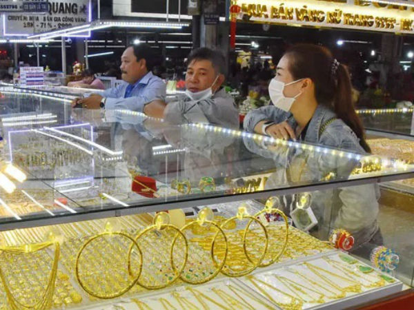 Có hay không việc 'tung hứng' giá vàng?