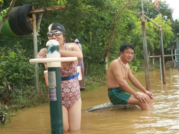 Người dân Hà Nội bì bõm tập thể dục giữa biển nước mênh mông sau trận mưa xối xả cả buổi sáng