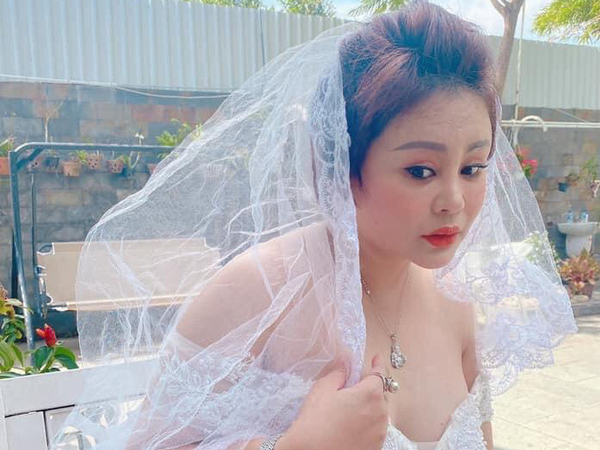 Lê Giang khoe ảnh diện váy cưới nóng bỏng kèm tuyên bố 'Hôm nay em lên xe hoa', bạn bè và khán giả bay vào chúc mừng
