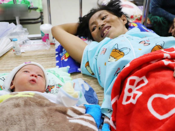 Người mẹ khờ ở Trà Vinh đã triệt sản sau khi hạ sinh bé trai nặng 2.8kg, được mạnh thường quân tặng nhà mới