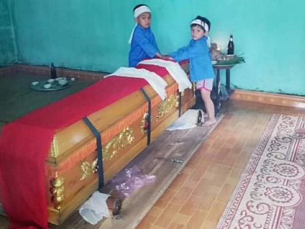 Xót xa 2 anh em mồ côi cha lại vừa mất mẹ: 'Bà ơi, mẹ con đâu, mọi người đưa mẹ con đi đâu đấy'