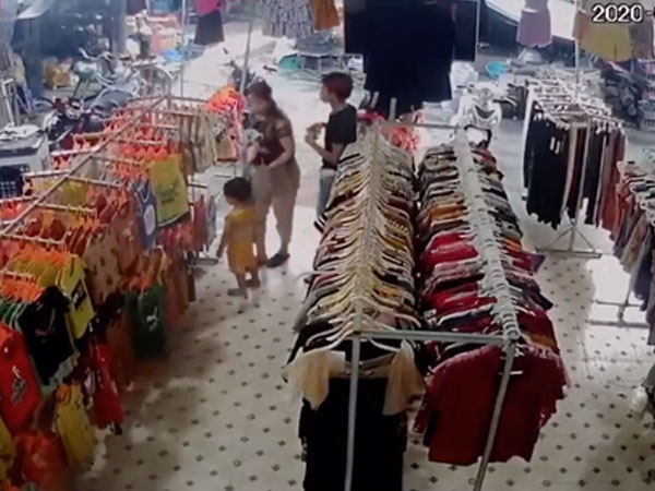 Chủ cửa hàng quần áo hốt hoảng khi biết từng đón tiếp nữ nghi phạm cùng bé trai 2 tuổi: 'Người đó ngang nhiên mua sắm như 1 gia đình'