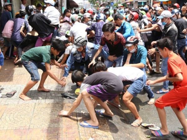Mới cầm nén hương trên tay chưa kịp thắp, gia chủ đã bị nhóm người lao vào giật hết cả mâm lễ, nhìn thì lạ nhưng lại là điều chỉ người Sài Gòn mới hiểu