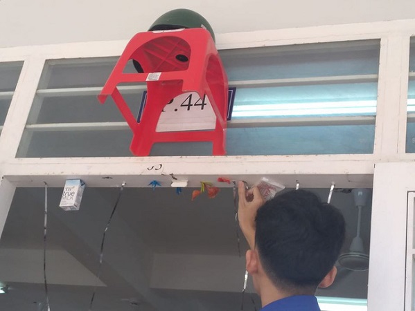 Khi cô giáo bảo trang trí lớp bằng những vật dụng có sẵn, học sinh làm y lời và cái kết khiến ai nấy cười bò