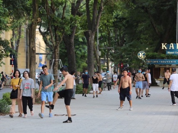 Ảnh: Bất chấp Covid-19, nhiều người Hà Nội không đeo khẩu trang quanh Hồ Gươm