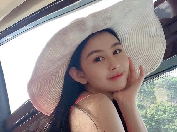 Con gái lớn của 'bom sex' Khâu Thục Trinh tự tin khoe nhan sắc với 1 loạt ảnh chụp bằng camera thường chưa qua chỉnh sửa