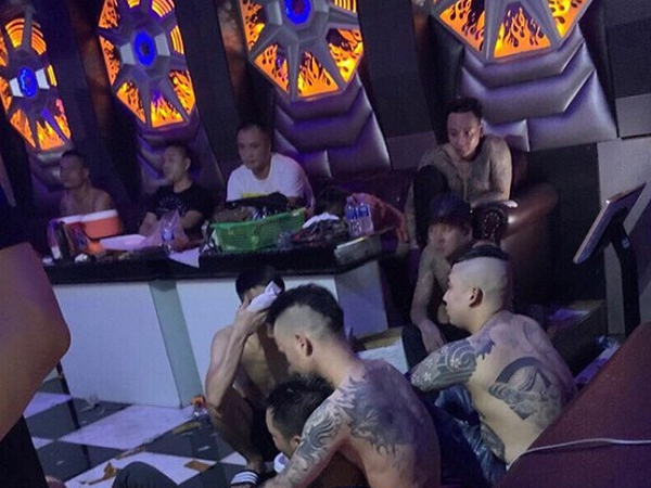 Video: Bàng hoàng cảnh lực lượng Công an bắt quả tang hàng chục nam nữ cởi trần, nằm, xăm trổ trong 'động lắc'