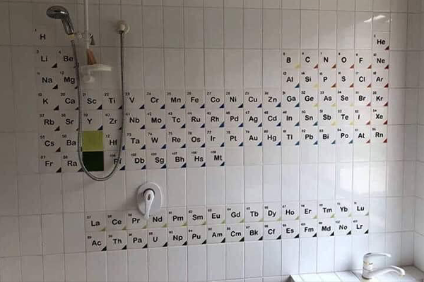 Học sinh khóc thét với phòng tắm được decor toàn hình bóng môn Hóa học của dân chuyên