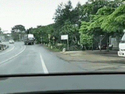 Khoảnh khắc xe tải mất lái, cày nát nhà dân bên đường và tông chết người khiến dân mạng sợ hãi