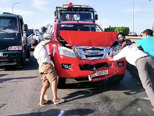 5 xe tông liên hoàn, cửa ngõ phía Tây Sài Gòn kẹt cứng